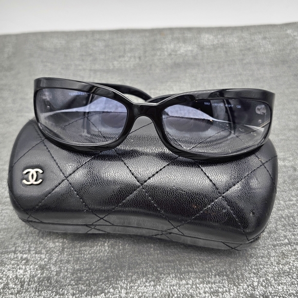 Chanel Black Slim Sunglasses with Textured sided - Picture 1 of 6